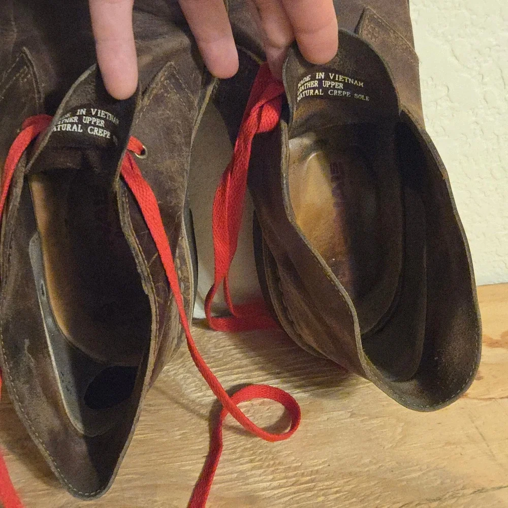CLARKS Desert Boot Sz 10 Mens Brown Leather Crepe Sole Red Laces Fair Distressed